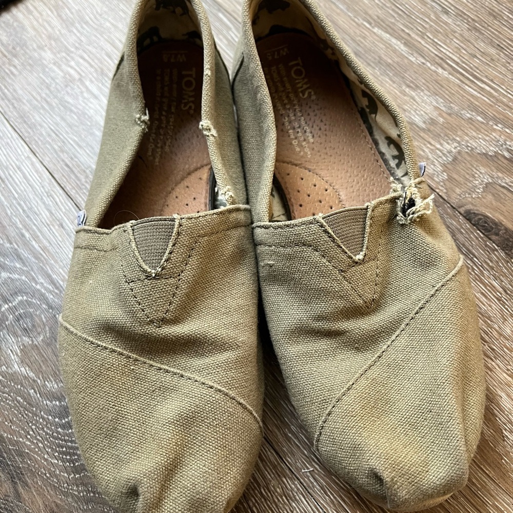 Khaki canvas TOMS slip-on shoes #sliponshoes